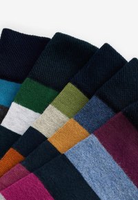Daugiaspalvių kojinių rinkinys su tamsiai mėlynomis, žaliomis, burgundiškomis, oranžinėmis ir šviesiai pilkomis juostelėmis. Minkšta, tekstūruota mezginio medžiaga.