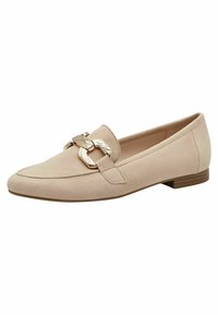 Mocassin en suède beige avec un bout pointu, une sangle unique et un accent métallique. Dispose d'un petit talon en bois et d'une doublure intérieure douce.