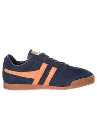 Sneaker in suede blu navy con strisce in pelle arancione, dotato di una suola in gomma testurizzata e foderato in nero. Design con lacci e dettagli del logo.