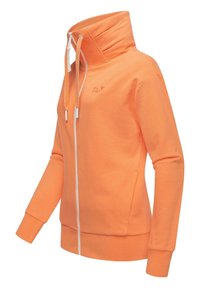 Oranžová mikina na zips vyrobená z mäkkého materiálu, s vysokým golierom, bielym zipsom a rebrovanými manžetami. Na prednej strane je jemný detail loga.