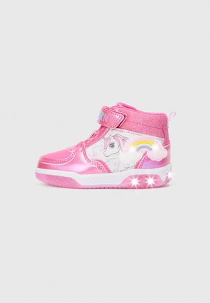 Sapatilhas altas cor-de-rosa com um acabamento brilhante, apresentando um gráfico de unicórnio, detalhe em arco-íris e fecho em tira de Velcro. Design leve.