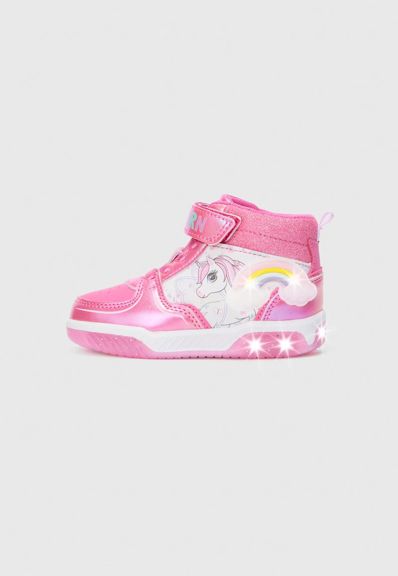 Roosa kõrge säärega tossud läikiva viimistlusega, millel on ükssarviku graafika, vikerkaare detail ja Velcro rihm sulgemiseks. Kerge konstruktsioon.