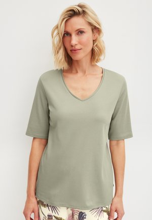 Lichtgroen T-shirt met V-hals en korte mouwen, gemaakt van gladde stof, met een relaxte pasvorm en subtiele stikaccenten.