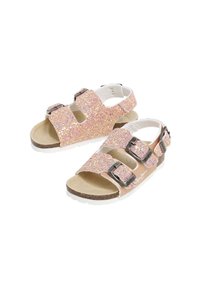 Třpytivé růžové sandály s dvěma nastavitelnými pásky se stříbrnými přezkami, béžovou stélkou a bílou podrážkou.
