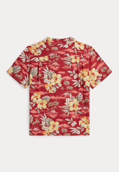 Chemise rouge à manches courtes ornée de fleurs d'hibiscus jaunes, de feuilles tropicales vertes et d'un motif subtil de palmiers et d'îles.