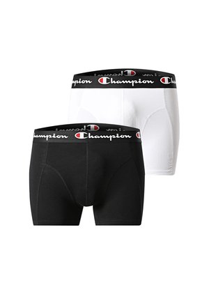 Zwei Paar Champion Boxershorts, jeweils eines in Schwarz und eines in Weiß, jeweils mit einem schwarzen Bund, der das Champion-Logo in Weiß und Rot zeigt.