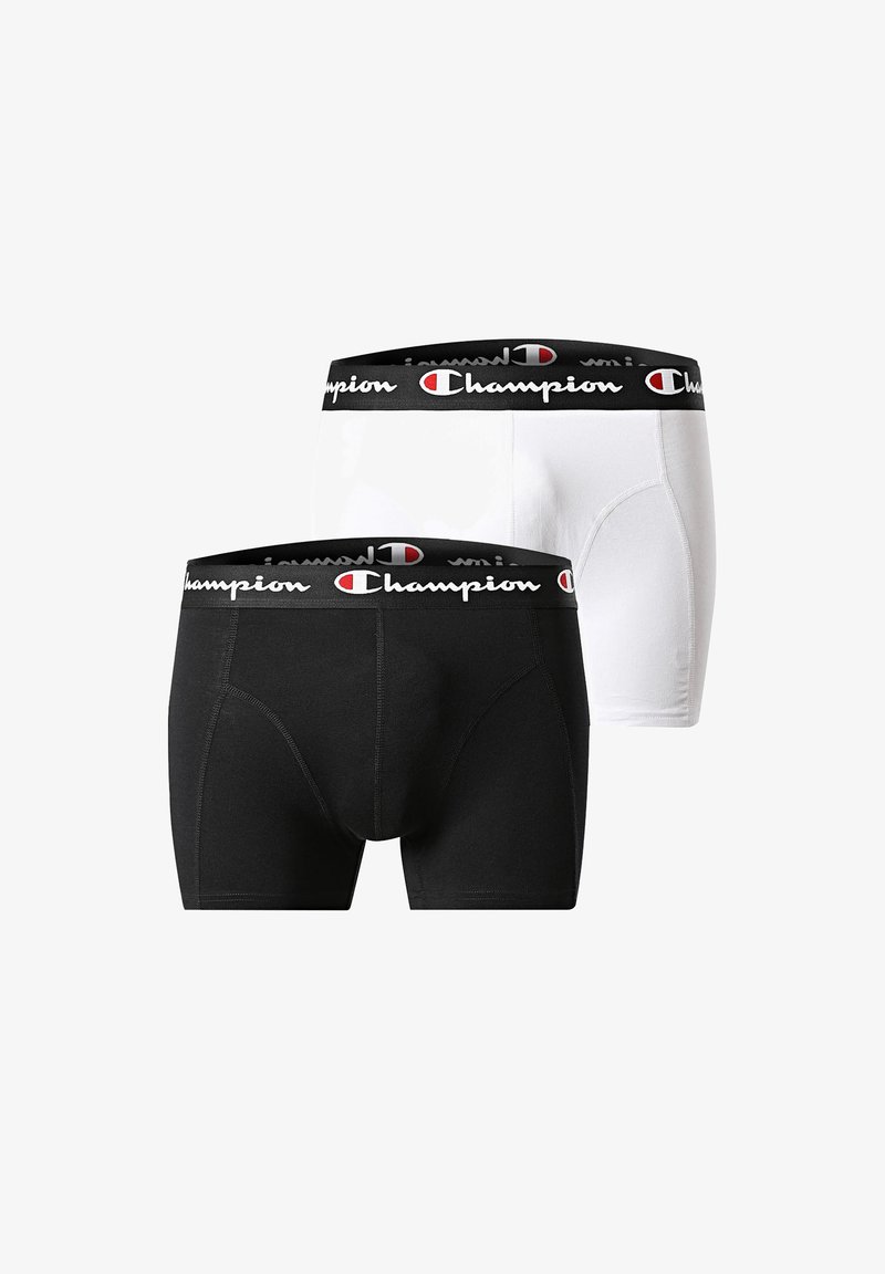 Zwei Paar Champion Boxershorts, jeweils eines in Schwarz und eines in Weiß, jeweils mit einem schwarzen Bund, der das Champion-Logo in Weiß und Rot zeigt.