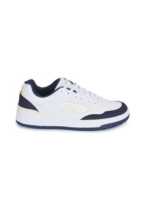 Sneaker sportiva bianca con accenti blu navy e beige, chiusura con lacci e logo sul lato e sul tallone, mostrata in profilo destro.