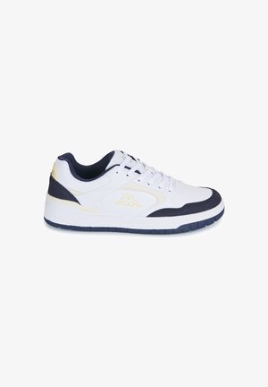 Sneaker sportiva bianca con accenti blu navy e beige, chiusura con lacci e logo sul lato e sul tallone, mostrata in profilo destro.