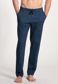 Donkerblauwe loungebroek met dunne witte verticale strepen en stippenpatronen. Voorzien van een elastische tailleband met trekkoord en zijzakken.