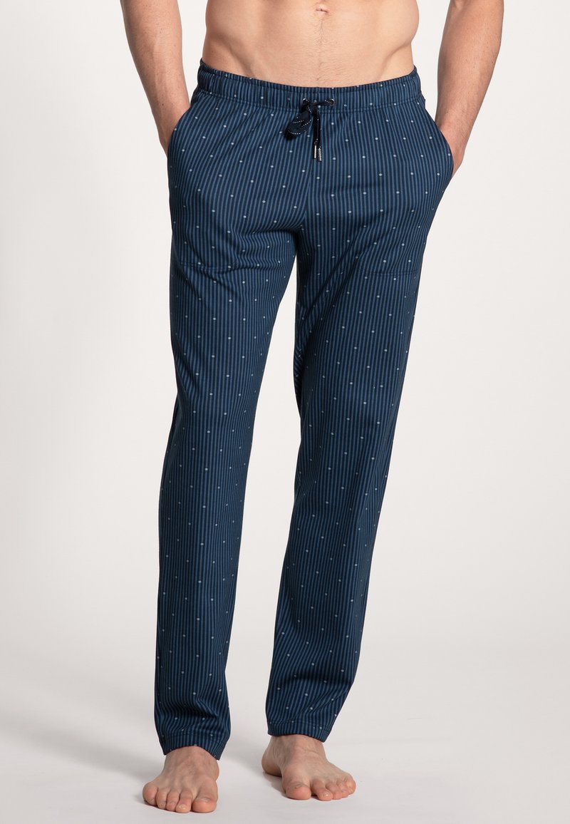 Donkerblauwe loungebroek met dunne witte verticale strepen en stippenpatronen. Voorzien van een elastische tailleband met trekkoord en zijzakken.
