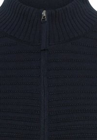 Strickpullover in Marineblau mit einem hohen gerippten Kragen, ausgestattet mit einem zentralen Reißverschluss und einem strukturierten Muster mit horizontalen Streifen.