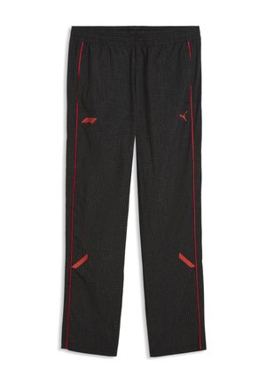 Pantalones deportivos negros con un patrón de cuadrícula sutil, logos rojos de Puma y F1, ribetes laterales rojos, cintura elástica y detalles rojos angulados cerca de las rodillas.