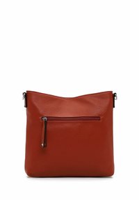 Brūna teksturēta ādas soma pārliekamais ar horizontālu rāvējslēdzēja kabatu un melniem siksniņu stiprinājumiem uz balta fona.