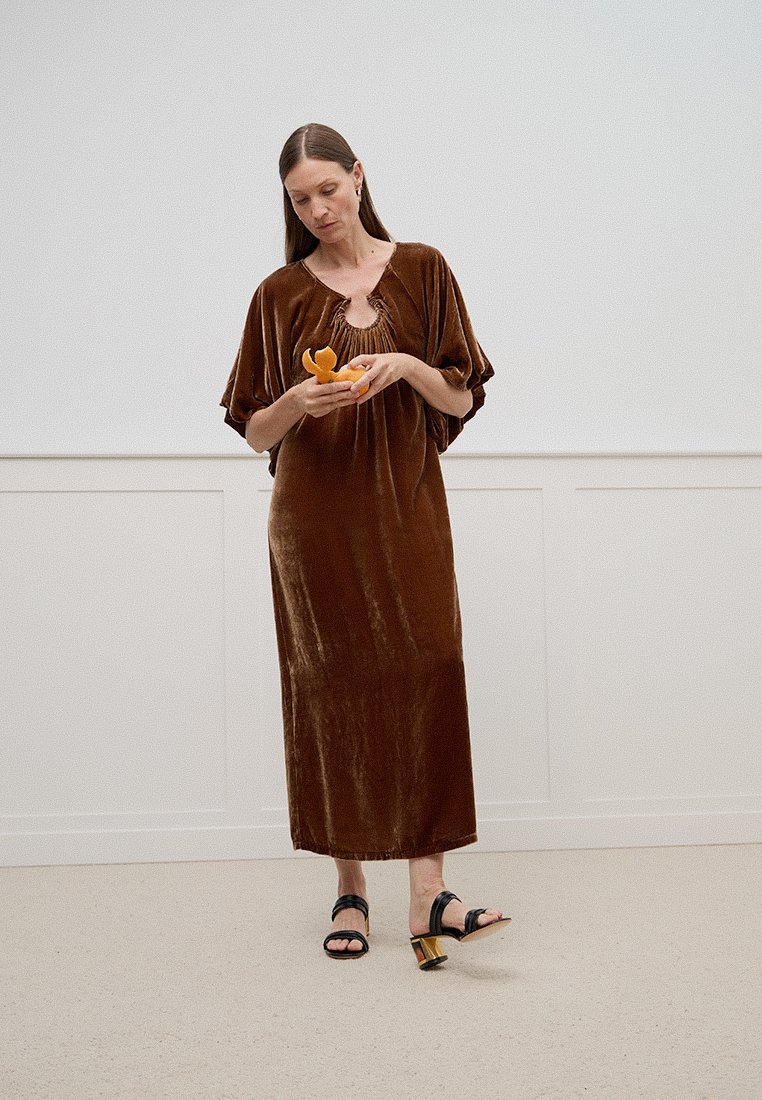 By Malene Birger Maxi-jurk bruin By Malene Birger Maxi-jurk bruin