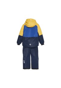 Färgg suit i två delar för barn, bestående av en gul jacka med huood, som har blå och marinblå sektioner, samt matchande marinblå byxor med reflexdetaljer.