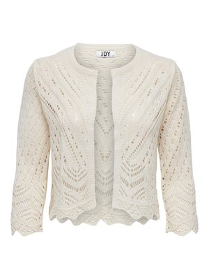Chaqueta de punto color crema con abertura frontal, mangas tres cuartos y patrones intrincados de encaje por todo el tejido.