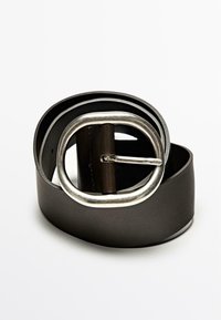 Cintura in pelle nera con un design ampio, caratterizzata da una fibbia ovale in argento e bordi cuciti. Texture liscia ed estetica classica.