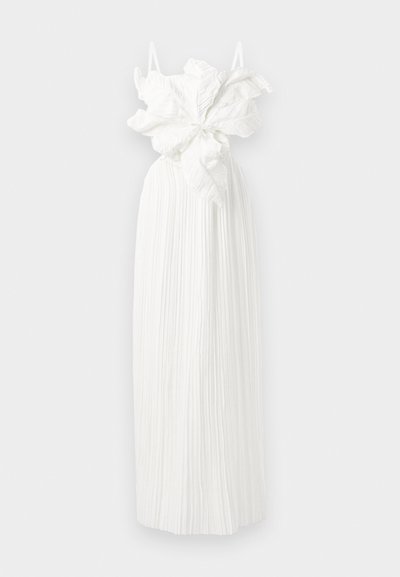 Rochie albă plisată cu un bust cu volane și un detaliu floral mare la talie. Bretele subțiri completează designul.