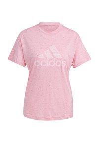 Vaaleanpunainen puuvillainen t-paita, jossa on lyhyet hihat, pyöreä pääntie ja valkoinen Adidas-logo näkyvästi edessä. Päällä on pilkullinen tekstuuri.