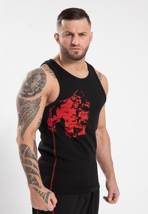Zwarte tanktop met een rood grafisch ontwerp, met een gespierde figuur. Het shirt heeft een fitted snit en rode zijsels als detail.