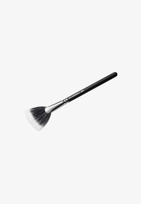 Fanbørste med et svart, slankt håndtak og sølvfarget metallferrule, med myke børstehår i en gradient fra hvitt til svart.