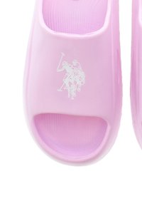 Różowe klapki wykonane z gładkiego plastiku, z formowaną cholewką oraz wytłoczonym logo polo na koniu.