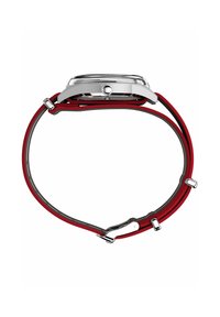 Metalen horloge met een zilverkleurige kast, een dubbele band in rood en grijs, en een ronde wijzerplaat. Voorzien van een opvallende knop en strakke randdetails.