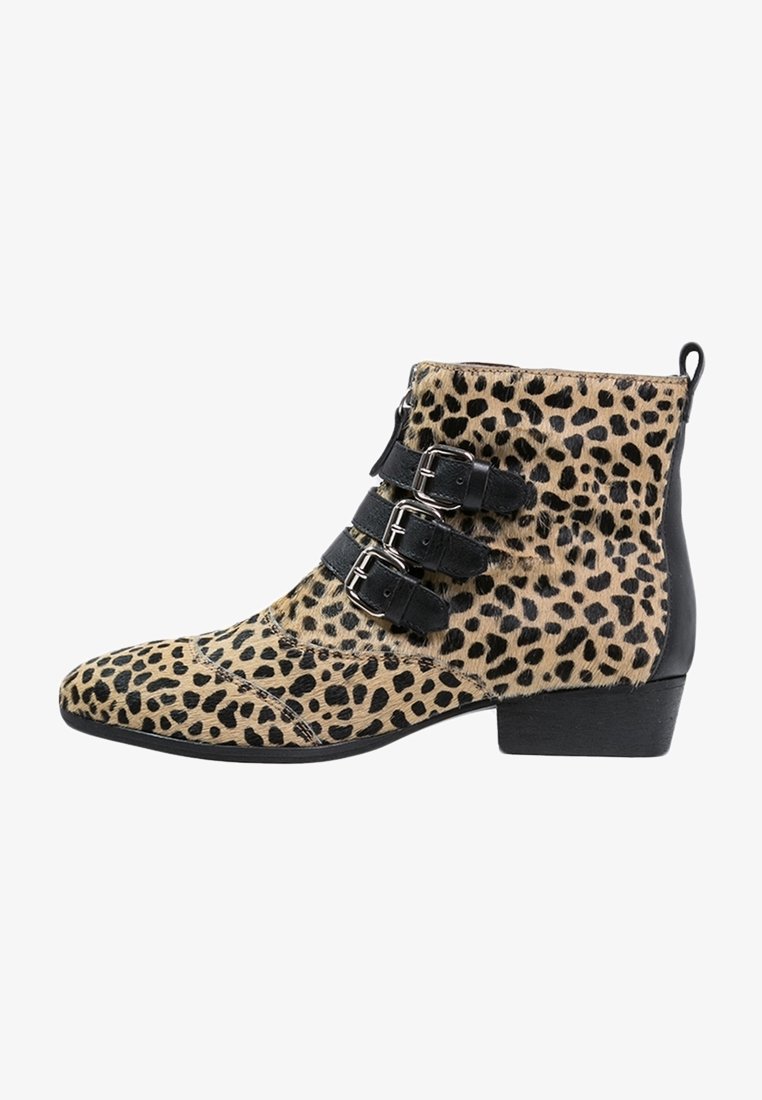 Bottines léopard à imprimé avec une tige texturée couleur fauve et des accents en cuir noir, ornées de trois boucles noires. Bout arrondi et petit talon carré.