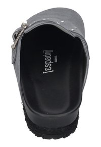 Graue Wildleder-Clogs mit offener Ferse, silbernen Hardware-Akzenten und einer strukturierten schwarzen Sohle. Das Innere besteht aus einem glatten schwarzen Material und zeigt das Markenlogo.