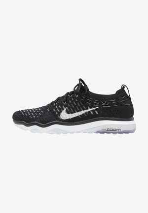 Scarpe Nike Zoom nere con tomaia in maglia, logo bianco, design testurizzato e suola intermedia bianca. Presentano una suola traslucida per una presa migliore.