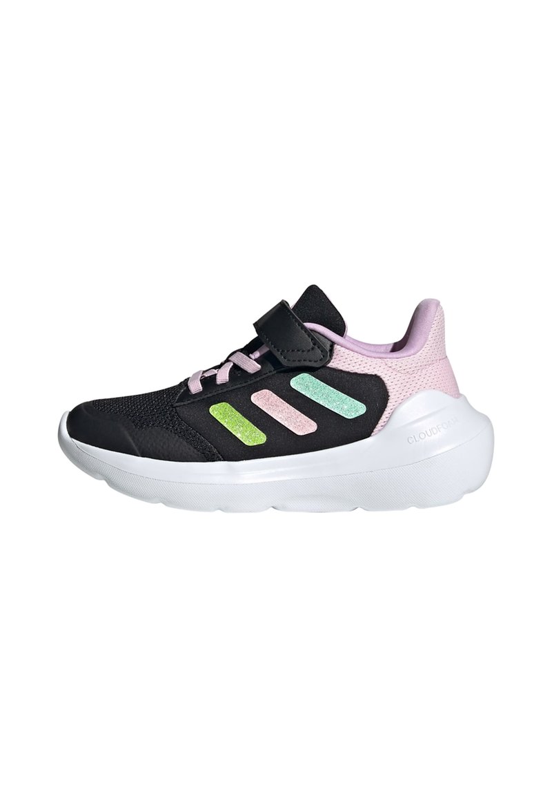 Baskets de sport noires avec une tige en mesh, accents roses et trois rayures vertes et bleues. Semelle extérieure blanche légère avec sangle Velcro.