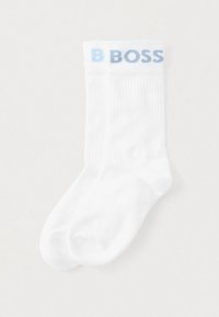 Białe skarpety z prążkowaną teksturą i jasnoniebieskim logo "B BOSS" na mankiecie. Standardowy sportowy design z zaokrąglonym noskiem.