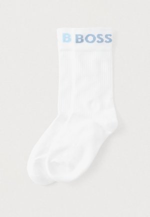 Valged sokid, millel on sooniline tekstuur ja varreosas hele sinine "B BOSS" logo. Tavaline sportlik disain ümarate varvastega.