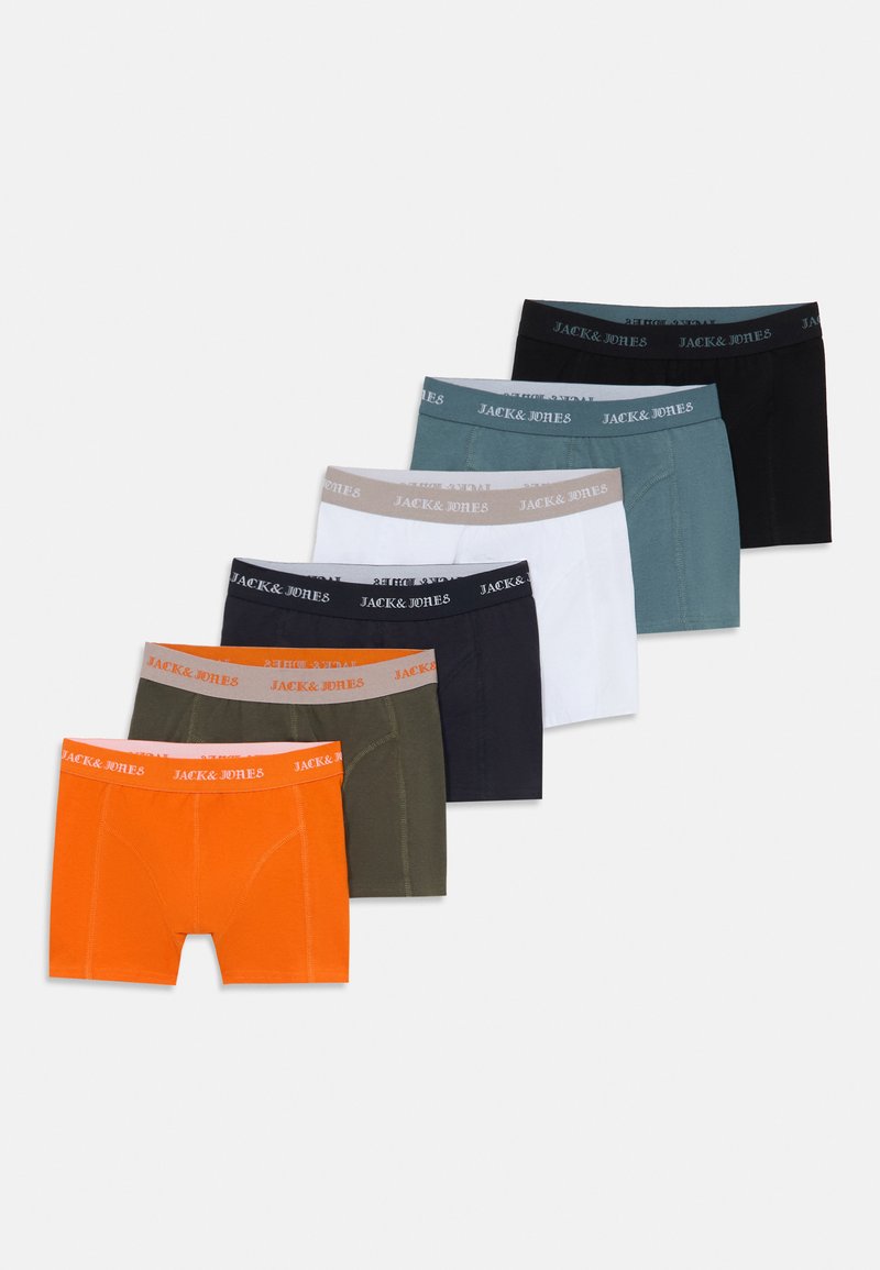 Sedem parov moških bokseric v različnih barvah: oranžni, olivno zeleni, mornarsko modri, črni, beli, sivi in teal, vse z logotipom "JACK & JONES" na pasu.