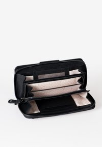 Zwart leren portemonnee met een rits, voorzien van meerdere kaartsleuven, vakken en een gestreepte binnenvoering. Textuur aan de buitenkant.