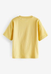 Kurzärmliges gelbes T-Shirt aus Baumwolle mit rundem Ausschnitt und lockerem Schnitt sowie dezenten Nähten am Saum.