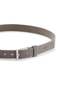 Ceinture en cuir gris avec une texture lisse, boucle en métal argenté et détail de couture distinctif. Nom de la marque imprimé sur le côté.