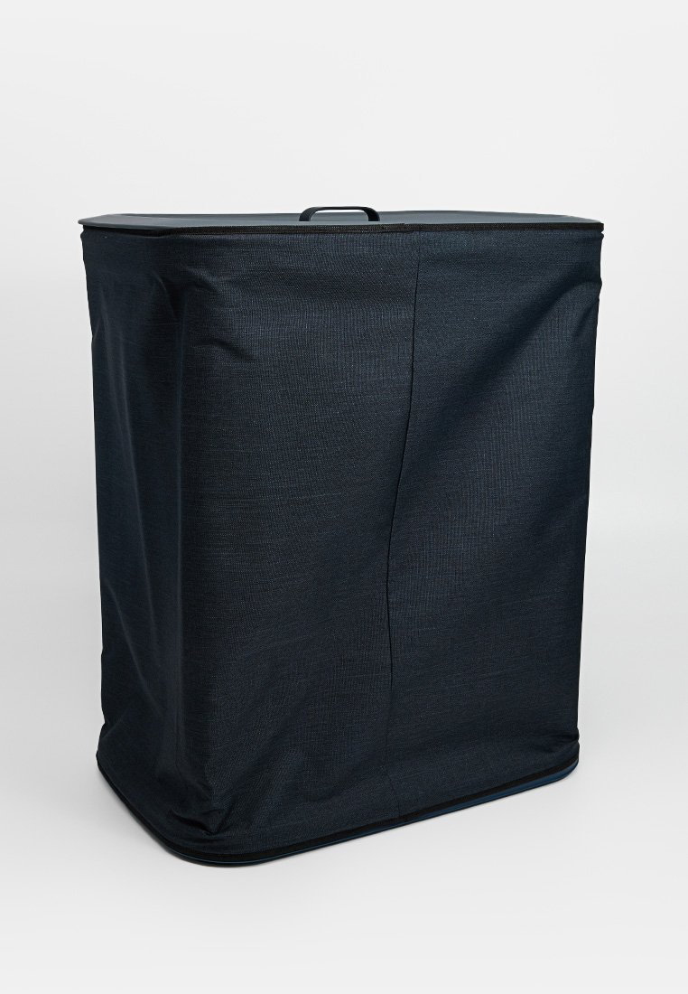 Zwarte stoffen wasmand met een rechthoekige vorm, een gestructureerd materiaal en een afneembare deksel. Voorzien van een handvat aan de bovenkant voor eenvoudig transport.
