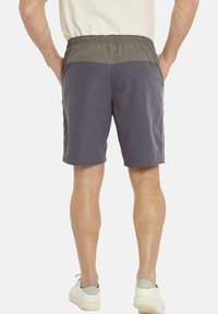Männer-Shorts in Grau mit einem dunkelgrauen Bund, elastischem Kordelzug und seitlichen Streifen; aus leichtem Material gefertigt.