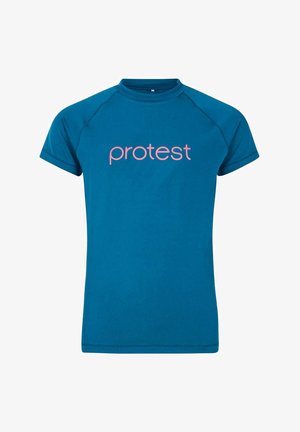 Blauwe T-shirt met korte mouwen en een ronde hals. Heeft een roze "protest" logo over de borst. Glad textuur, sportief ontwerp en een snug fit.