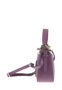 Borsa in pelle viola con forma strutturata, manico superiore e tracolla lunga e regolabile. Presenta dettagli in oro e finitura testurizzata.