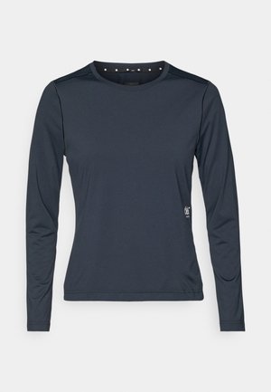 Dlhý rukáv námornícky modrý shirt vyrobený z hladkej látky. Obsahuje okrúhly výstrih, kontrastné švy a malé kovové akcenty na pleciach.