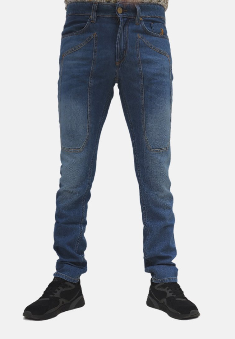 Jeans in denim blu con una vestibilità slim, dotati di due tasche anteriori e un effetto di lavaggio sbiadito. Abbinati a scarpe sportive nere.