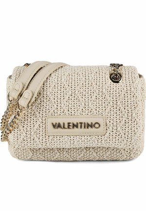 Bolso de hombro Valentino tejido beige con correa de cadena y detalles de cuero, con un patrón de diamante texturizado y placa con el logo en el frente.