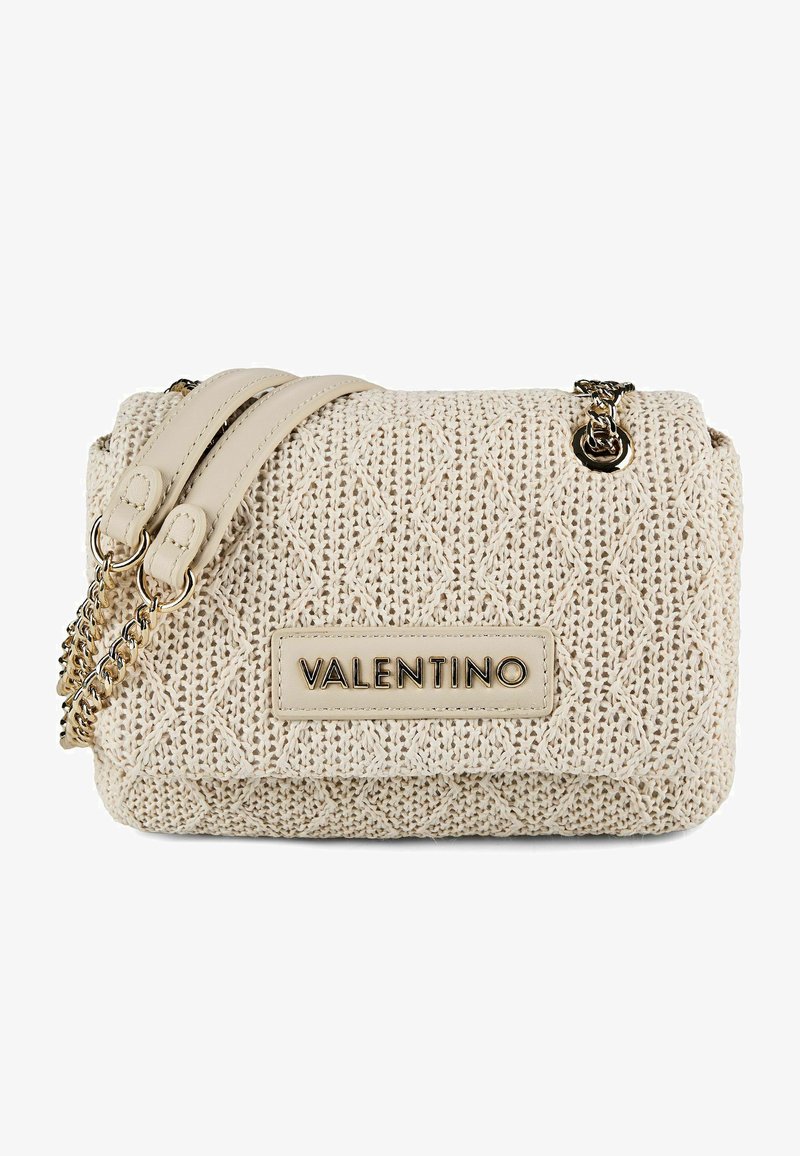Sac à épaule tissé beige Valentino avec bandoulière en chaîne et détails en cuir, présentant un motif losange texturé et une plaque logo sur le devant.