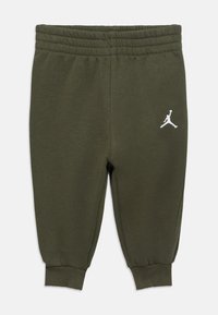 Παντελόνια jogger σε ελιά πράσινο, κατασκευασμένα από απαλό ύφασμα, με ελαστική μέση και μανσέτες στα πόδια. Περιλαμβάνει λευκό λογότυπο Jumpman στην πλευρά.
