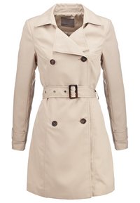 Beżowy trencz z dwurzędowym zapięciem, dużym kołnierzem, paskiem w talii i długimi rękawami. Gładka tkanina z guzikami i przeszyciami jako akcenty.