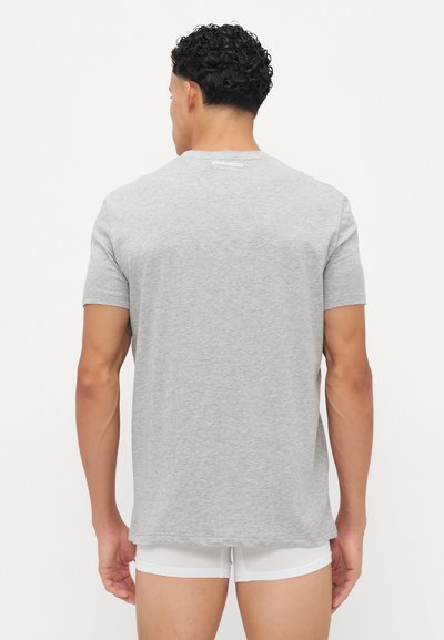 Graues Kurzarm-T-Shirt aus Baumwolle, mit Rundhalsausschnitt und dezentem Branding auf der Rückseite. Glatte Textur mit klassischer Passform.