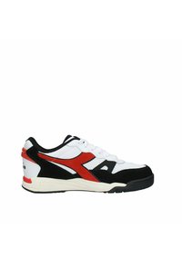 Sneaker da uomo con tomaia in mesh e pelle bianca, dettagli in suede nero, logo rosso e suola in gomma texturizzata.